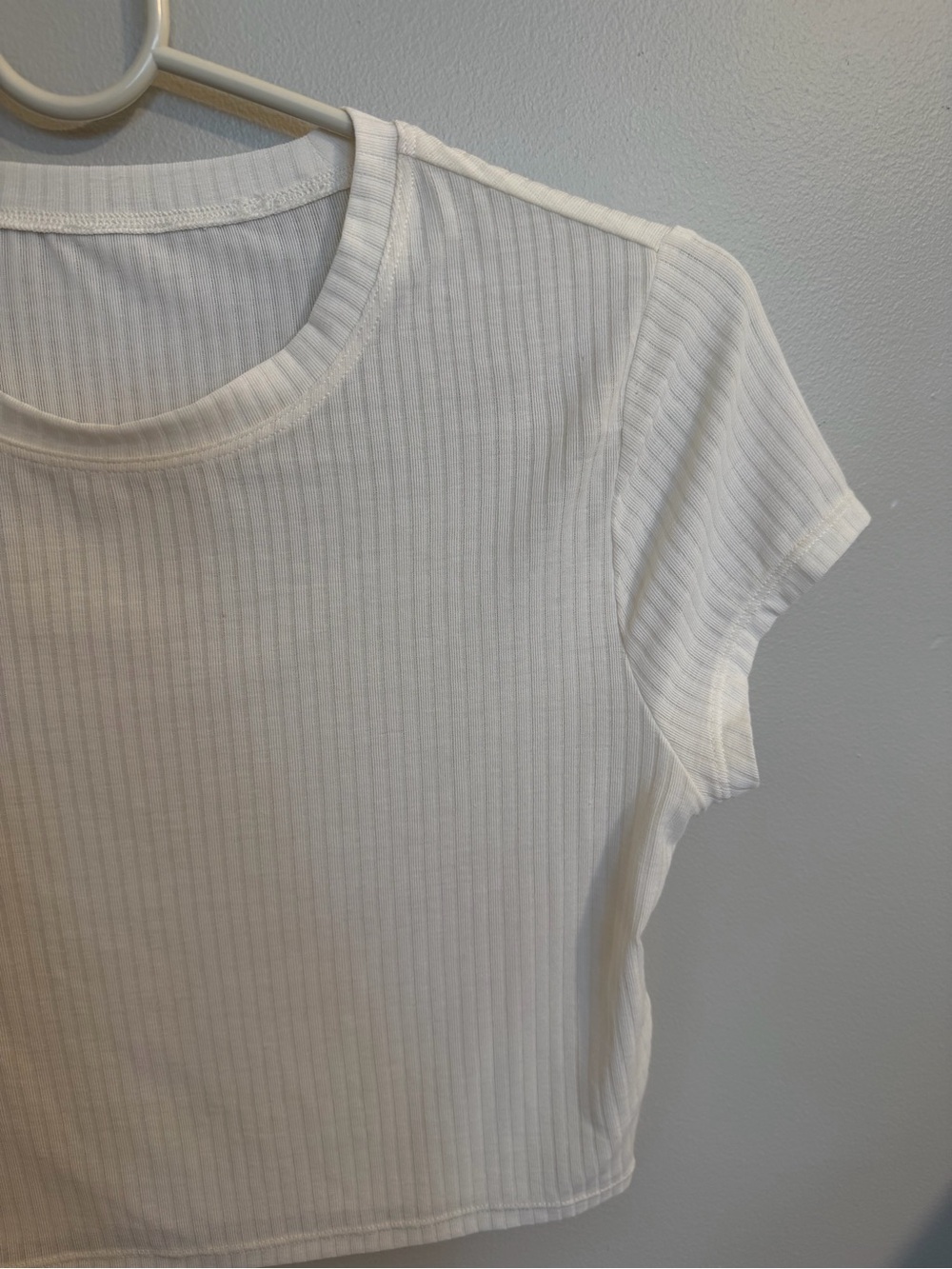 ALO Yoga Ribbed Sea Coast Cropped Short Sleeve Tee - White - Picture 4 of 6